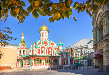 Fototapeta na wymiar Kazan Church on Nikolskaya Street in Moscow on a sunny autumn day