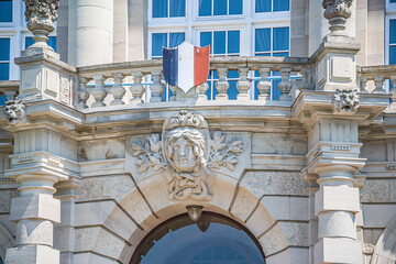 Fronton bâtiment officiel République Française