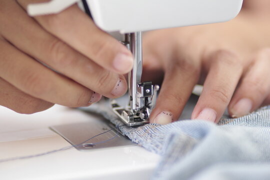 Costurera cose a m&aacute;quina un jean