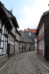 Obraz premium Winterwanderung im Harz, Förster-Stieg (Hiking in the winter season in the Harz Mountains) | Altstadt von Goslar (oldtown houses in Goslar)