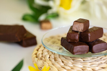 cioccolatini ripieni di cioccolato leggero su tavola di legno con fiore in fondo