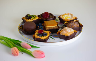 mini pasticcini serviti sul piatto bianco. Primo piano