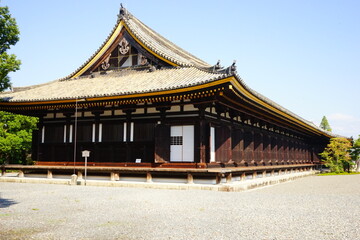 Naklejka premium Traditional Temple, Sanjusangendo or Rengeo-in in Kyoto, Japan - 日本 京都 蓮華王院 三十三間堂 