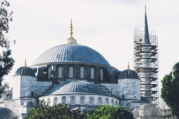 Obraz premium Restoration works on the minaret of the Blue Mosque. Renovation works in historical buildings. Selective focus.