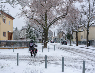 Spaziergänger, Radfahrer  und Jogger im winterlich verschneiten Berliner Tiergarten Park