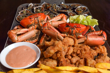 cangrejo, camarón, ostras y salsas