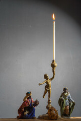 Figuras de Navidad y candelabro 