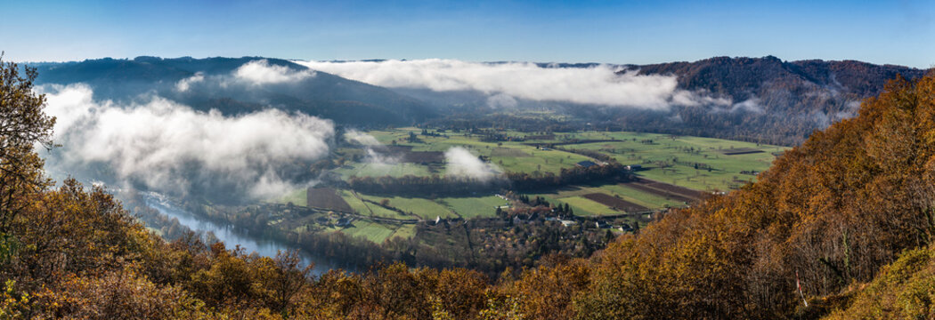 Monceaux sur Dordogne (Corrèze, France) - Vue panoramique matinale automnale depuis le point de vue du Puy du Tour sur la vallée de la Dordogne