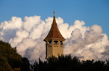 nubes y torre agua