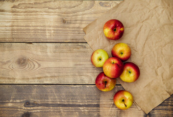 Ripe juicy apples lie on a wooden background. A healthy fruit. Vegetarianism. Healthy Eating and diet.