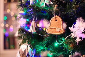 Boże Narodzenie. Choinka, bombki, pierniki, ozdoby świąteczne. Christmas. Christmas tree, baubles, gingerbread cookies, Christmas decorations. © jarizPJ