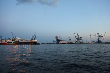 Fototapeta na wymiar Hamburg Hafen / Hamburg Harbour...