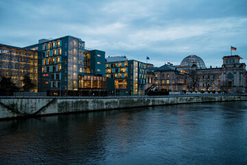 Berlin Reichstagufer Bundestag Dämmerung Lichter  
