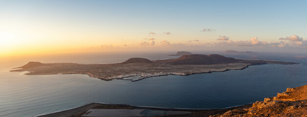 Fotografía panorámica de una isla al atardecer (La gloriosa, Lanzarote, Islas Canarias, España)