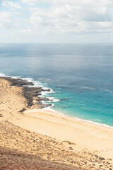 Vista aérea de una playa y rocas en la costa.
