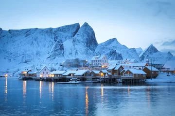 Stickers pour porte Reinefjorden Vue sur la maison du village de Sarkisoy, îles Lofoten, Norvège. Paysage en hiver pendant l& 39 heure bleue. Montagnes et eau. Voyage - image