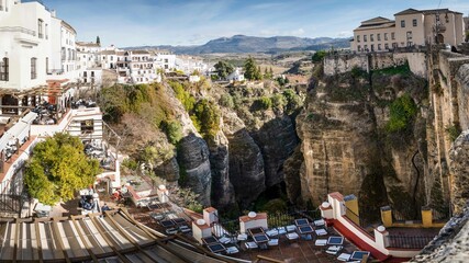  Panorámica pintoresca de la ciudad de Ronda que se asienta sobre una meseta cortada por un...