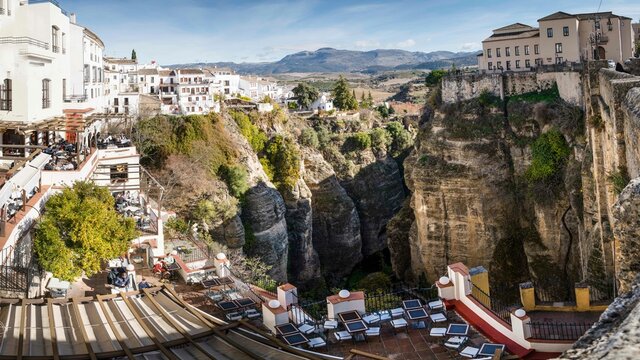  Panor&aacute;mica pintoresca de la ciudad de Ronda que se asienta sobre una meseta cortada por un profundo tajo excavado por el r&iacute;o Guadalev&iacute;n, al que asoman los edificios de su centro hist&oacute;rico.