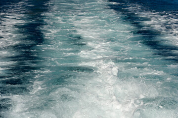 Movimento no mar provocado por motor de lancha - Baía de Ilha Grande.