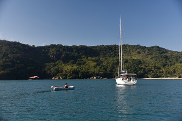 Veleiro e bote de turistas na Baía da Ilha Grande