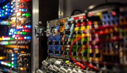 Synthesizer für die Musikproduktion im Studio