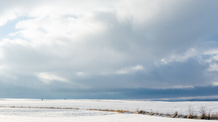 krajobraz, pola pokryte śniegiem, niebo i chmury