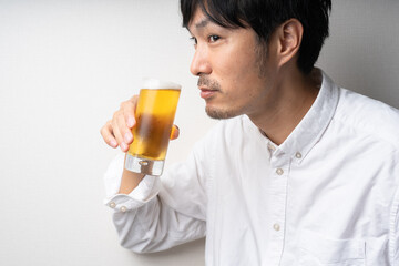 ビールを飲む男性