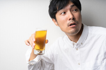 ビールを飲む男性