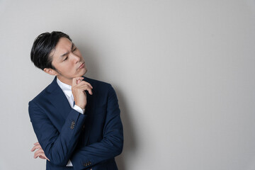 スーツ姿の男性