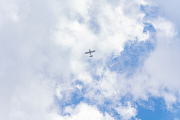 Fototapeta na wymiar Avions au milieux des nuages