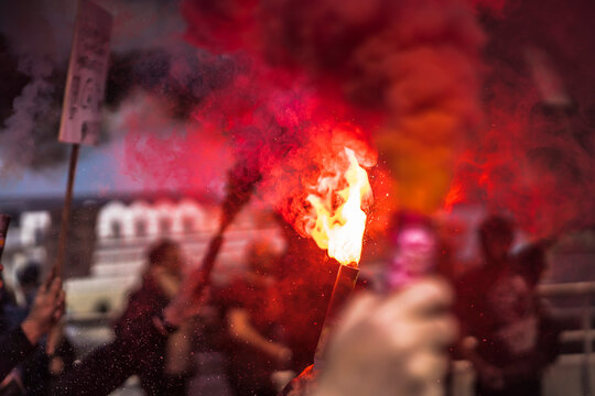 Fumig&egrave;ne et torche en manifestation