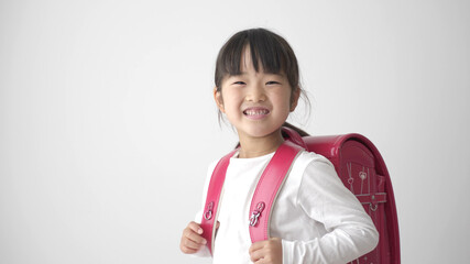 ランドセルを背負った女の子のポートレート