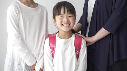 ランドセルを背負った女の子のポートレート