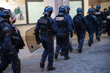 Compagnie de policiers CRS d'intervention pendant une manifestation dans les rues de Rouen. Police Française.