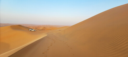 Fototapeta na wymiar Geländewagen in Wüste