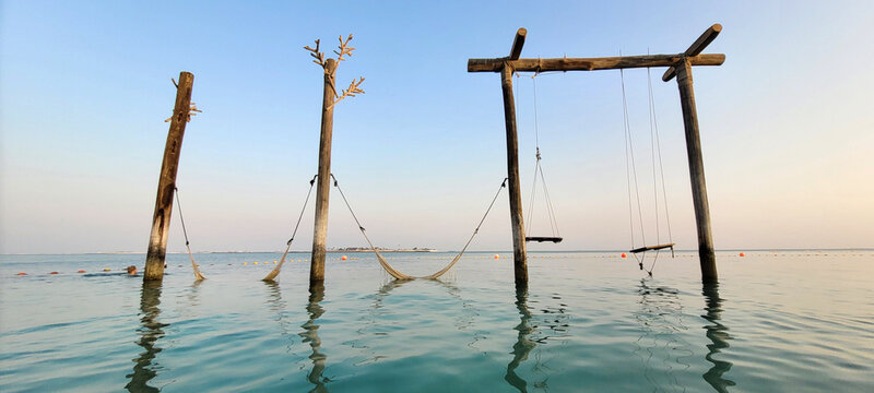 Schaukel im Wasser am Strand