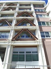 建物に取付けられた耐震装置