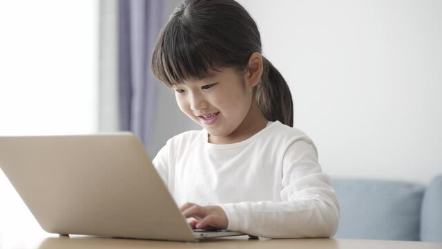 パソコンを使って学習する女の子