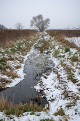 Strumień, strumień zimą, rzeczka, rzeka, rów melioracyjny, melioracja © Follow the Sun