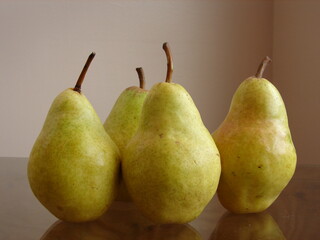 Fototapeta na wymiar fresh green bartlett pears, still life