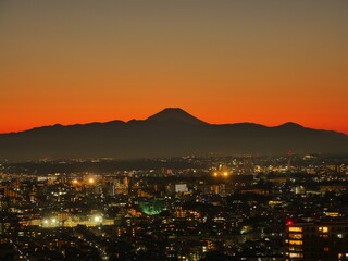 Obraz premium キャロットタワー展望台からの富士山と街並みの夜景