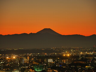 キャロットタワー展望台からの富士山と街並みの夜景