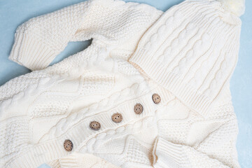 Obraz na płótnie Canvas Cute knit baby clothes and hat