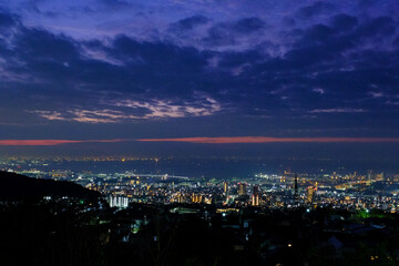 夜明け前の都市景観。夜明けを待つ神戸市街地。東灘区渦が森展望公園から神戸市街地、大阪湾を臨む