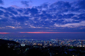 Fototapeta premium 夜明け前の都市景観。夜明けを待つ神戸市街地。東灘区渦が森展望公園から神戸市街地、大阪湾を臨む
