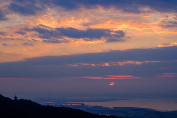 夜明け前の都市景観。夜明けを待つ神戸市街地。東灘区渦が森展望公園から神戸市街地、大阪湾を臨む