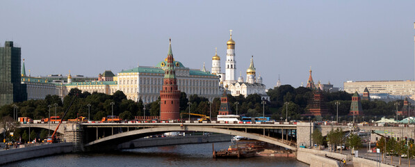 brug over de rivier van moskou uitzicht op het kremlin