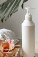Obraz na płótnie Canvas Treatment bottle with dispenser and Thai Orzidea.