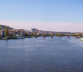 Obraz premium Panoramic view of Prague cathedral castle svateo welcomes and vltava river and bridges to it in the center of prague during the day