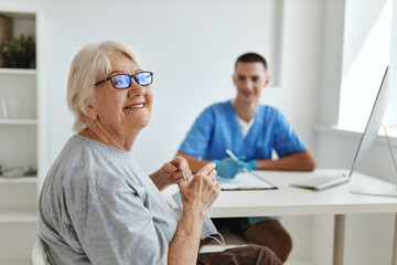 Obraz premium an elderly woman is examined by a doctor health care